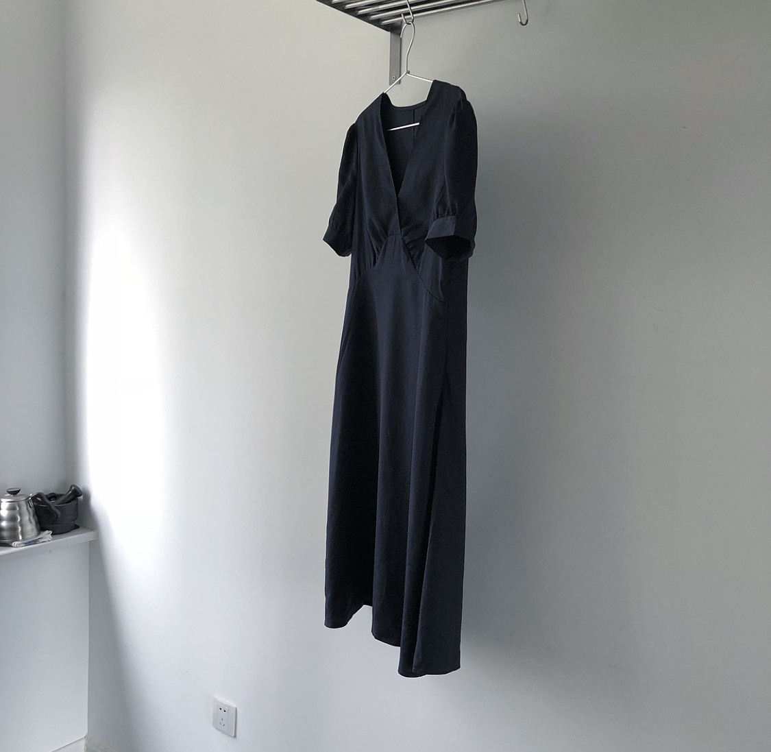 新款韩国简约优雅V领小性感泡泡袖短袖连衣裙高腰品质女(图1)